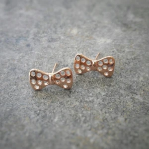  - nya örhängen (färg: rosaguld)