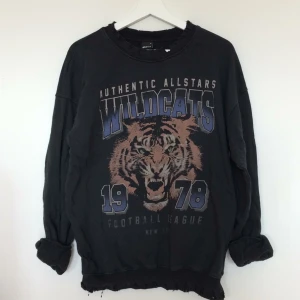  - Trashed sweatshirt, använd få gånger.