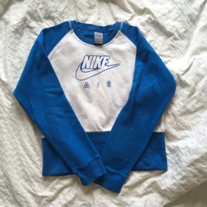  - Niketröja i lite tjockare material köpt vintage i Paris. Är märkt med strl L men jag skulle säga att den är S-M. 