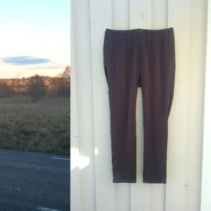  - Luftig silkig byxa från Filippa K. Kan sitta fint även på S, med lite intagning runt midjan.