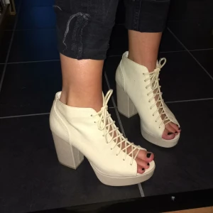  - Beiga somriga klackar från h&m! Något mörkare platå och klack på ca 8cm. Snygga å sköna, säljer pga stod långt bak i garderoben och har nu blivit för små.. Bra skick! 