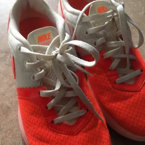  - Jättefina orange/rosa/vita nikeskor, köpta second hand men ser nästintill nya ut