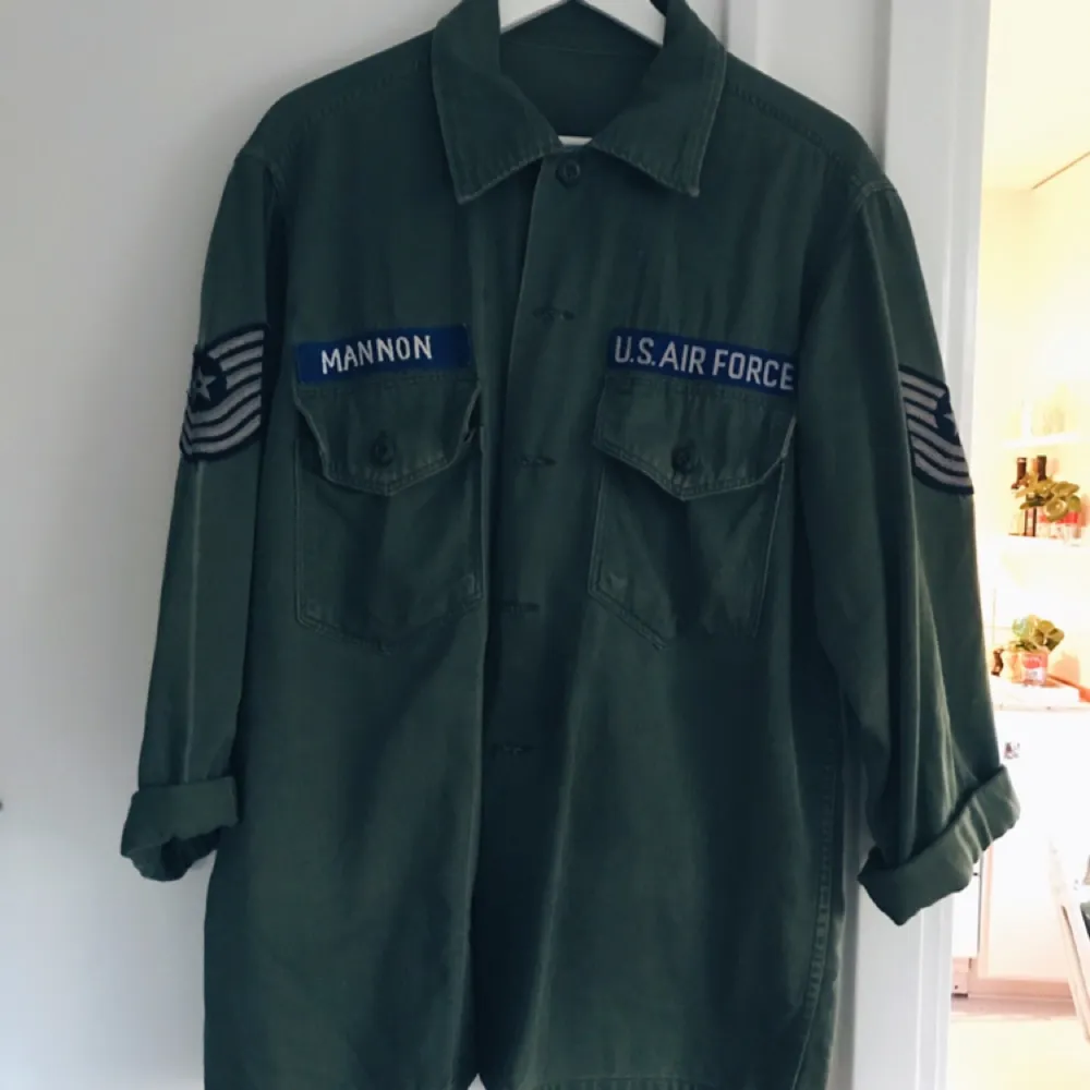 US Air Force jacka, köpt på vintagebutik i London. Möts upp i Sthlm eller fraktar mot fraktkostnad. . Jackor.