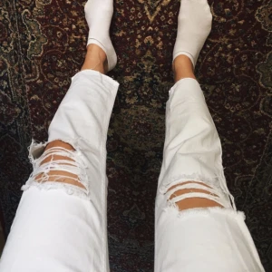  - Vita mom jeans med hål på knäna och avklippta benslut. Från märket BDG (Urban Outfitters). SÅÅ fina men tyvärr för små för mig som normalt sett har 27W. Skitsnygga med ett par fishnets under! Möts upp i norrort eller fraktar mot betalning 🌱