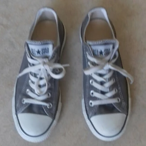  - Grå converse, bra skick 