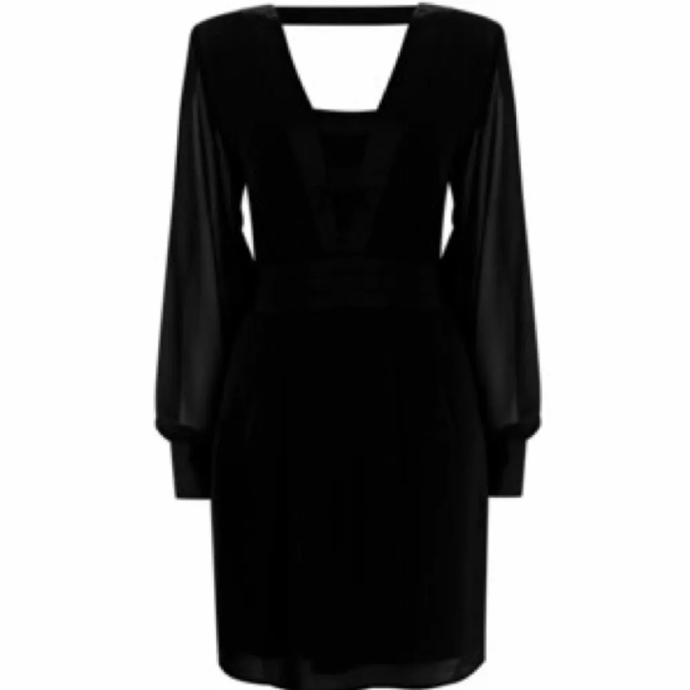 Beautiful dress from Warehouse uk . Never been used  Little black dress Chiffon sleeves. Tuxedo style dress . Klänningar.