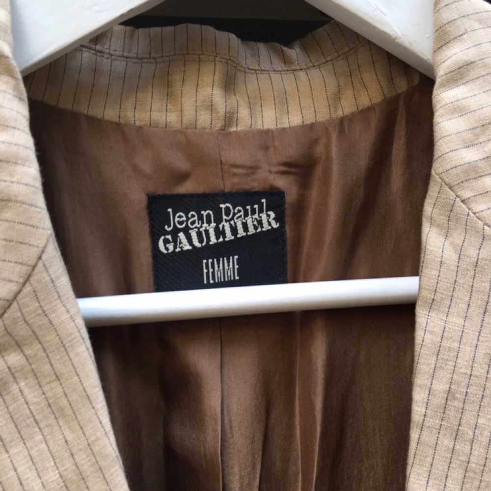 Kavaj från jean Paul Gaultier storlek svensk 36- använd 2 gånger passa på . Jackor.