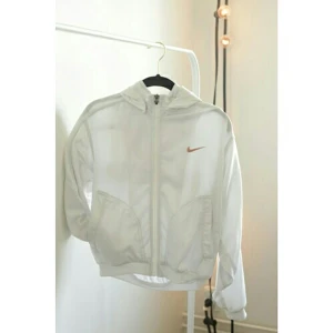  -  hoodie/jacka från nike med avtagbar huva, köpt vintage i paris. utsatt pris eller högst bjudande 
