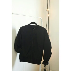  - oanvänd bomberjacka från nelly.com, tunn i materialet och passar bra på sommaren/hösten! 