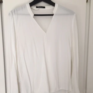  - Blus i viskos från mango. Knappt använd