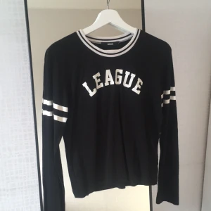  - Långärmad tröja från BikBok i storlek L, men sitter även bra på mig som vanligtvis har S. Använd men bra skick! 