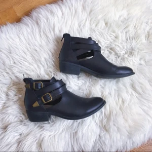  - låga boots i läderimitation från okänd affär i USA (lol) med sidospännen. kan användas vår, sommar och höst! dragkedja baktill. bra skick! köparen står för frakt!🌻