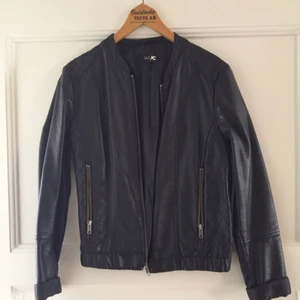  - Skinnjacka med snygga detaljer i mycket bra skick! Dragkedjestängning i öppning och fickor. 