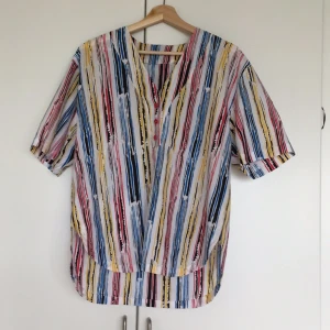  - Snygg oversize blus. Finns ingen lapp i så osäker på storlek men gissar på ca M. Men eftersom den ska sitta stort så skulle jag säga att den passar de flesta storlekar