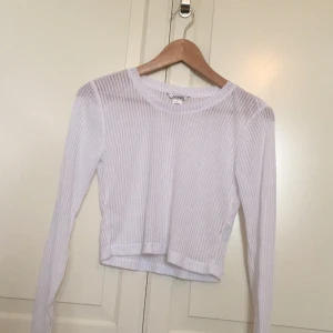  - Vit croptop från monki