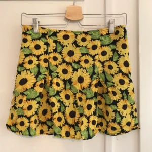  - Kort kjol från hm. Hämtas vid Medborgarplatsen eller skickas mot fraktkostnad.