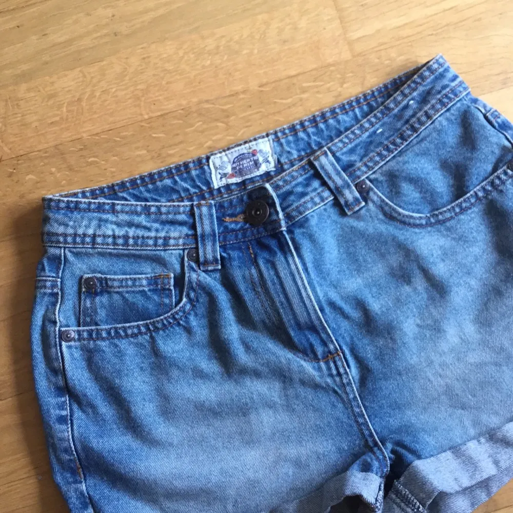 Klassiska ljusa jeansshorts i storlek 36. Det står storlek 38 i shortsen, men det är en väldigt liten 38, så dessa är mer som 36 eller typ W27 ☺️. Bara använda en gång! Så i fint skick! . Shorts.