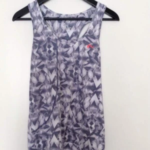  - Träningstopp med lös passform i funktionsmaterial.