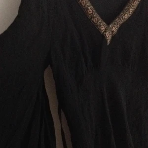  - Svart smått transparent blus från hm . Vida ärmar . Går att knyta med band i ryggen . Ganska liten i storleken . ☀️ möts i Stockholm eller postar 