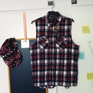  - Ärmlös skjorta! Nypris 299kr, lappen sitter kvar. Kan fraktas. Betalning sker via Swish! ✨