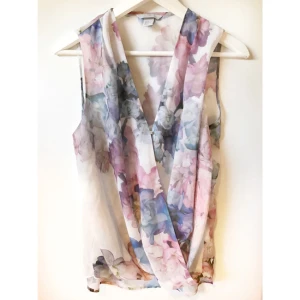  - V-ringas topp med drapering fram. Liten knapp som håller ihop tyger fram samt ett fastsytt underlinne. Från H&M. Pris exklusive frakt. 