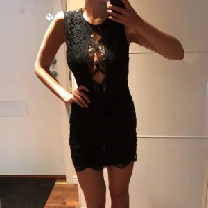  - Kort svart spetsklänning från Bershka. Öppen rygg. 