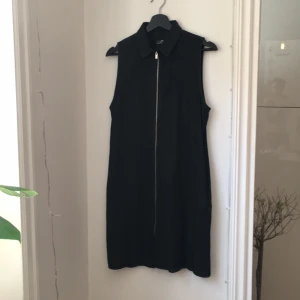  - Jeansklänning från cheap monday med dragkedja och krage. Knappt använd. 