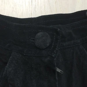  - Jättesnygga högmidjade mockashorts! Köpta second hand på humana, men helt oanvända av mig. Svarta i strl 36. 