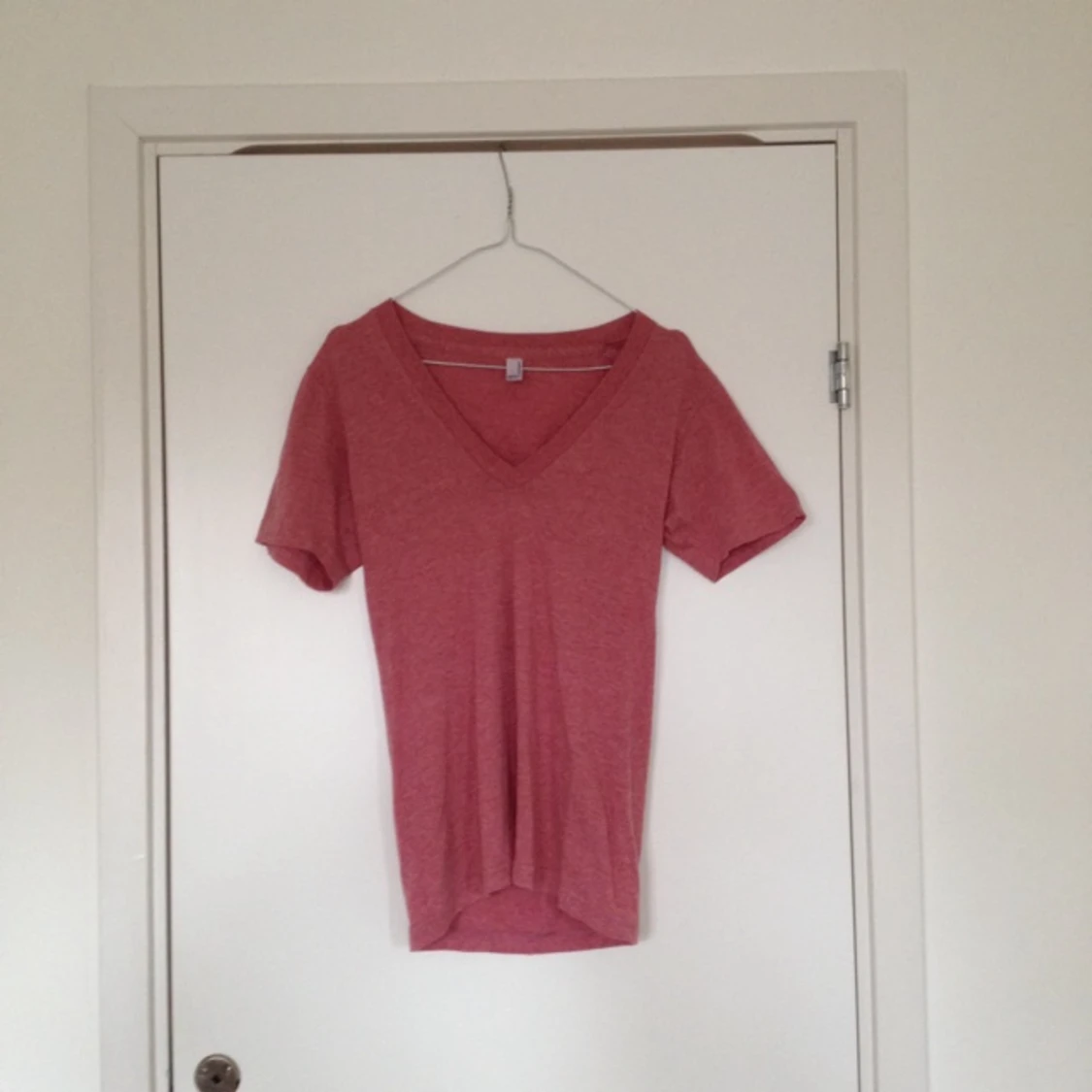 V-ringad t-shirt från american apparel. Bra skick! - 1383044739