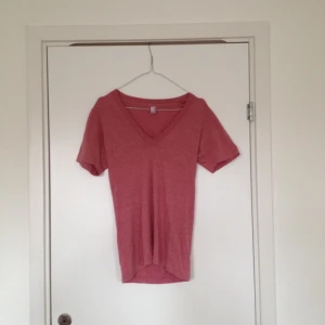 V-ringad t-shirt från american apparel. Bra skick! - V-ringad t-shirt från american apparel. Bra skick!