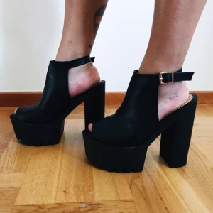  - Högklackade skor från ASOS. Säljes för 100kr, frakt tillkommer.  14cm klack 6cm platå 
