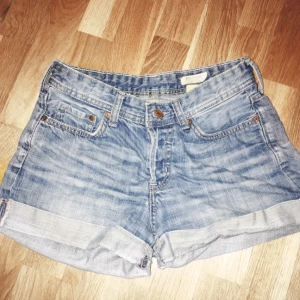  - Superfina, använda ett par gånger men är helt fläckfria och som nya. Kan inte ha dem pga för små. 