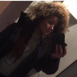  - Canada goose montebello parka till salu. Strl M men skulle passa även small. Använd en halv vinter. Fint skick!