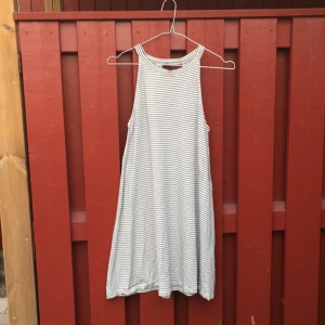  - Trikåklänning, randig, viscos elastan, liten öppning i ryggen se bild