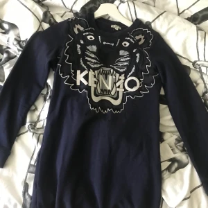 Kenzo Klänning - Säljer nu min gamla Kenzo klänning som jag ej har användning för längre. Den är inköpt någonstans runt 2016 och är i storlek på 14A (Barnstorlek 14 år) Den passar mig fortfarande och jag har själv storlek S/M på mina kläder. Pris kan diskuteras💞