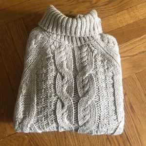 Oversized kabelstickad tröja  - Oversized kabelstickad tröja från H&M. Fint skick. Det tillkommer frakt som köparen står för. 