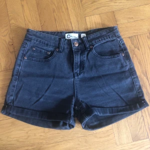 Grå jeansshorts  - Grå jeansshorts från Cubus i bra skick. Knappt använda. Priset är inklusive porto. 