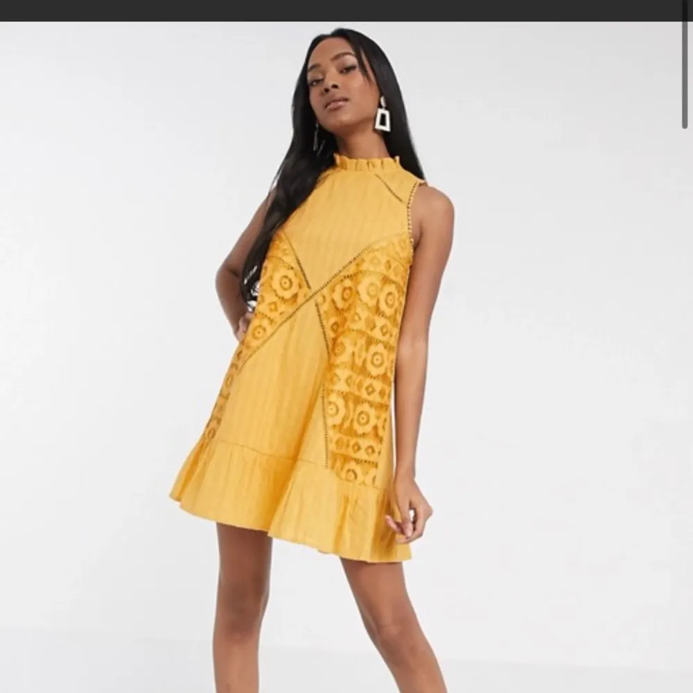 Säljer min gula fina oanvända klänning från asos då det inte kommit till användning. Köptes för 380 men säljs för 280, köpare står för frakt 💞💞💞💞. Klänningar.