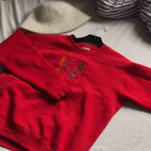  - Cool tjocktröja från POPStockholm, äkta vintage. Sitter jätte skönt! Säljer då ja tröttnat på den:) frakt tillkommer på 20kr