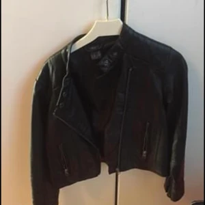 Skinnjacka stl 146 - Svart skinnjacka stl 146. Inte mycket använd av min dotter. Hängt i garderoben i två år. Fint skick. Djur o rökfritt hem.