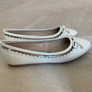 Skor - Helt oanvända vita ballerinaskor. Endast testade. Frakt tillkommer
