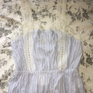 Top - Oanvänd top i storlek small/36. Säljes eftersom den inte riktigt är min stil. Köparen står för frakt!