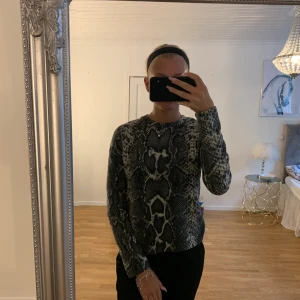 Orm tröja  - En trendig tröja från Gina Tricot som bara är använd ett fåtal gånger 