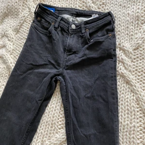 Acne Jeans - Raka, svarta jeans från Acne. Möts upp i Stockholm, kan alternativt frakta. 