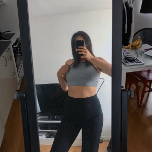 Högmidjade byxor - Högmidjade stretchiga byxor från NLY One. De är rätt långa, alldeles för långa för mig så de hade passat någon som är 170 och längre kanske. Jag är 165 cm lång. Jätte skönt tyg och i fint skick förutom en liten fläck på ena benet (se bild 3).