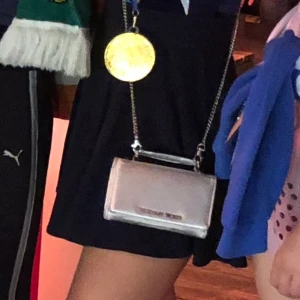 Mörkblå kjol - Fin men dessvärre för liten mörkblå kjol (andra bilden visar inte riktigt rätt färg!) Säljer för 10kr då jag vill rensa sånt som inte används 🌸 Från hollister i storlek XS