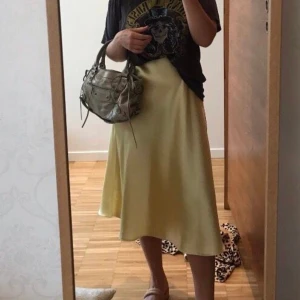 Långkjol  - (Bilder från förra säljaren) Själjer denna fina fina satinkjolen från zara som jag köpte här på Plick men som tyvärr inte passade!! Mycket bra skick 😫 Nypris från affären 700kr. Xs men skulle säga att den passar S och M med. Frakt tillkommer 💞💞 BUD på 340