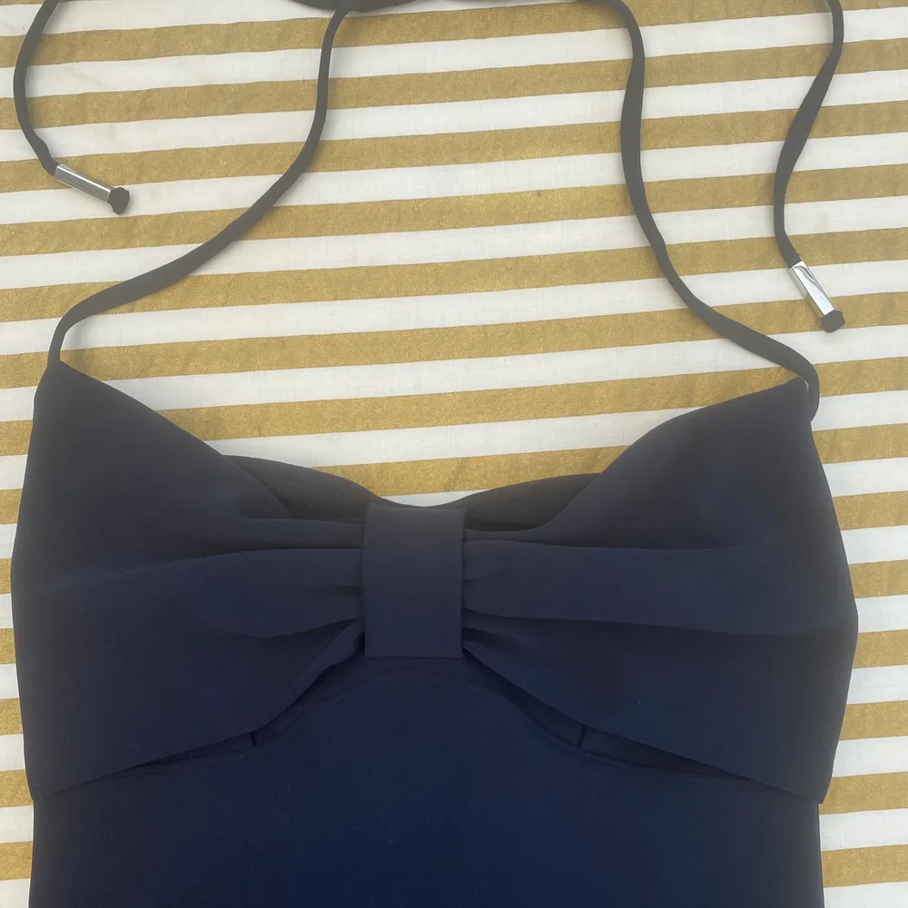 En mörk marinblå bikini/body med rosett från H&M. Endast provad! Frakt 33:- . Accessoarer.