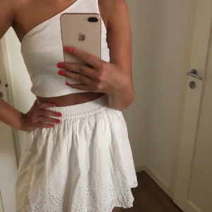 Vit kjol, broderie anglaise  - Säljer denna söta kjol pga att den inte kommer tilll användning längre. Väldigt skön och fin nu till sommaren! Köparen står för frakt som är 44 kr!