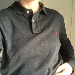 Sjukt cool Ralph Lauren polo - Säljer en så jäkla najs polo från Ralph lauren köpt för 1200kr i Florida för ett tag den🙌🏽🙌🏽 sjukt fin att ha till en kjol nu i sommar tex